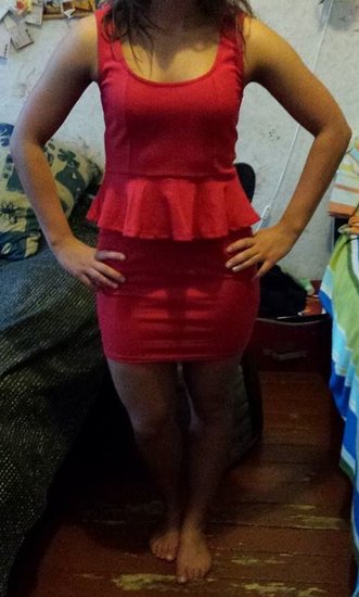 Raudona amisu suknele 