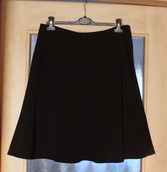 Juodas krentantis sijonas