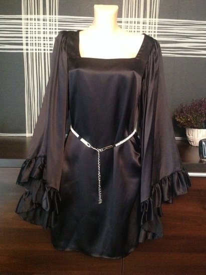 Nuostabi juodo šilko Apart suknelė