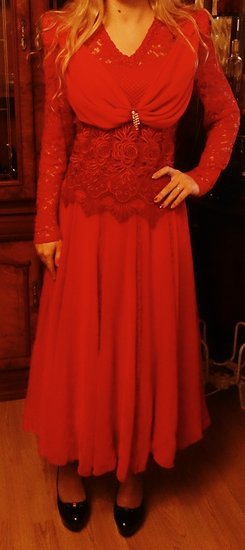 Raudona ilga suknelė 