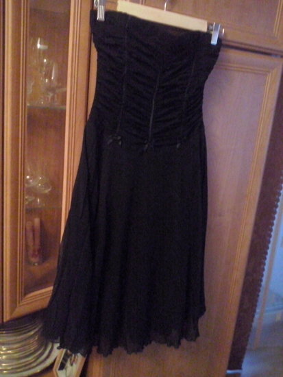 juoda puošni suknelė