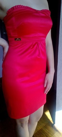 daili raudona suknele