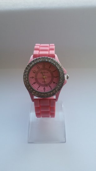 Naujas laikrodis su rožine apyranke