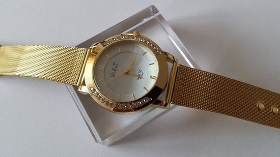 Moteriškas laikrodis su kristalais.