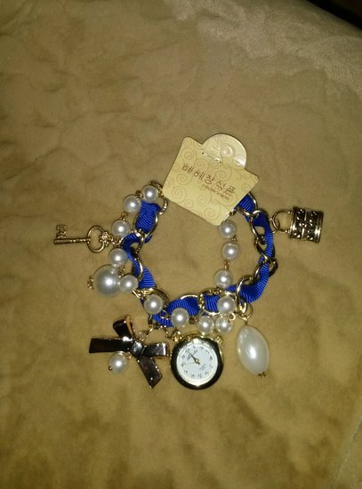 mėlyna perlų apyrankė laikrodis