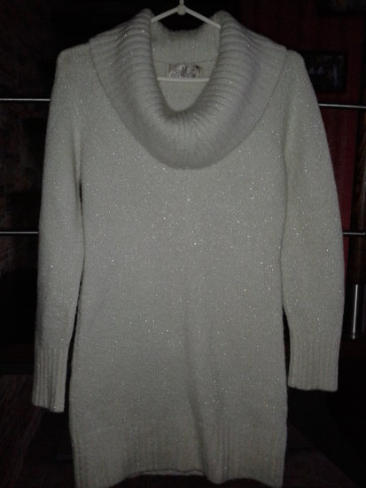 baltas zerintis ilgesnis megztinis