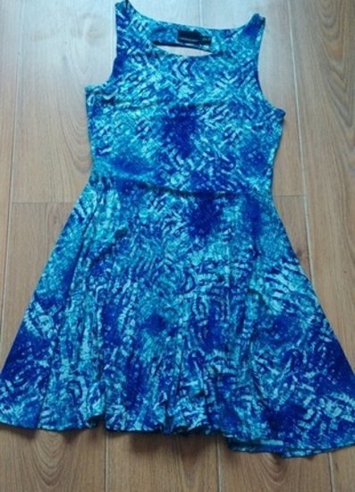 Raštuota mėlyna suknelė