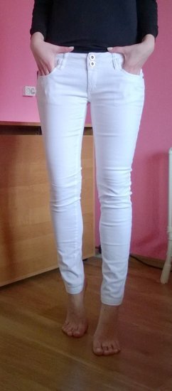 Balti gražūs džinsai