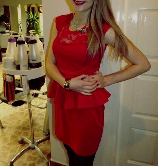 Ryškiai raudona pritrenkianti suknelė