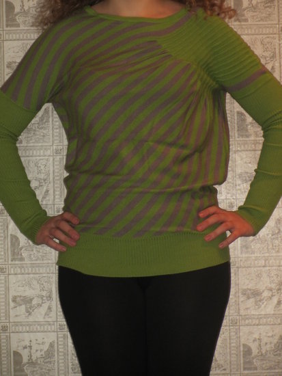 Žaliai pilkai dryžuotas megztinis