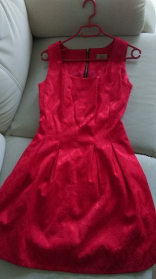 Prabangi raudona suknele