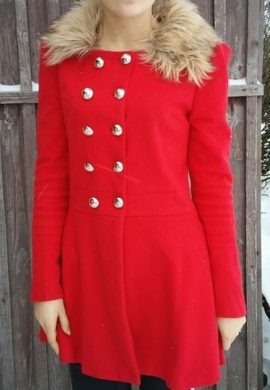 Raudonas paltukas su kailine apykakle 