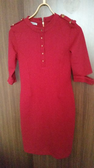 Raudona  piestuko formos suknele