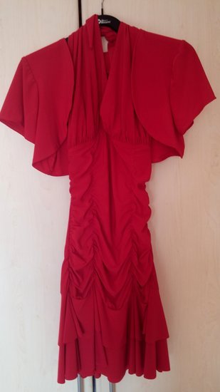 Raudona trumpa suknelė su švarkeliu