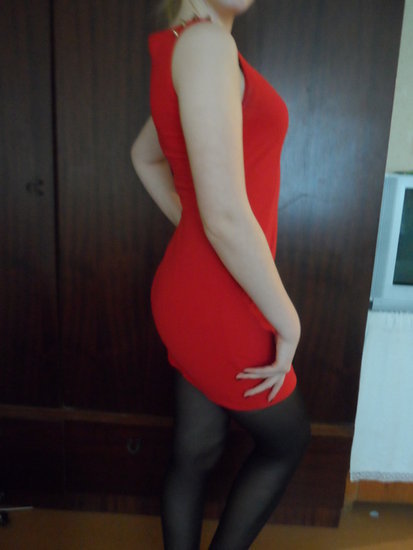 raudona daili suknelė