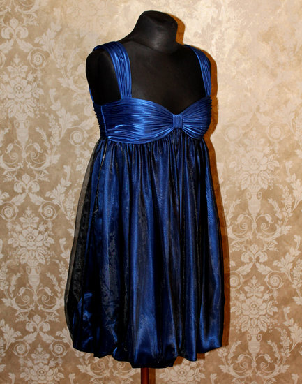 Trumpa mėlyna suknelė