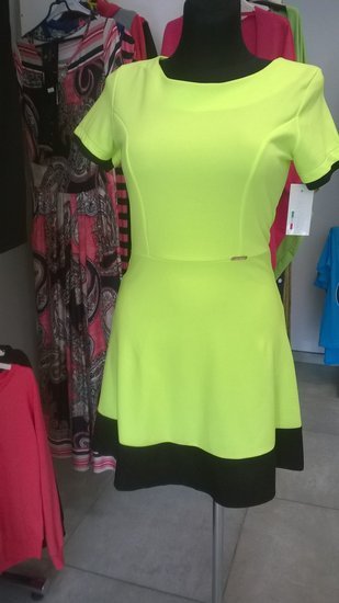 Ryškiaspalvė neonine suknelė