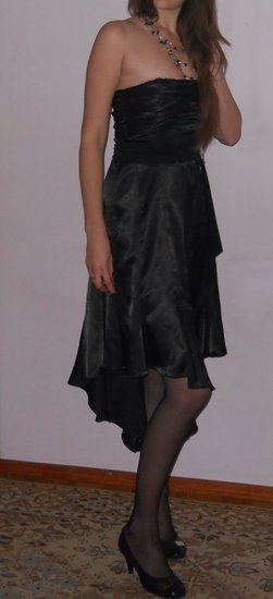 Elegantiska juoda asimetrine suknele