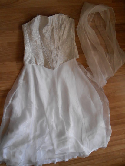 Balta proginė suknelė iš dviejų dalių su šaliu