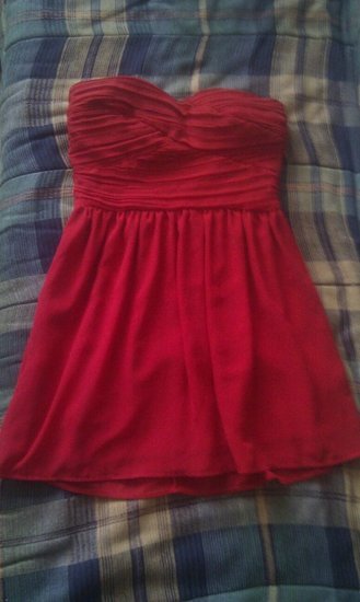 Raudona trumpa suknele