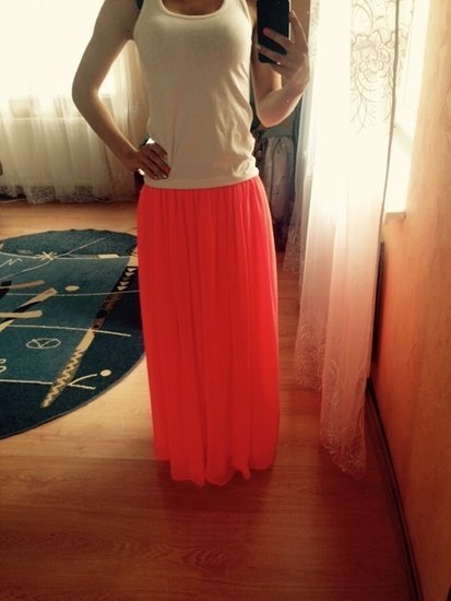 Ilgas ir ryskios spalvos sijonas