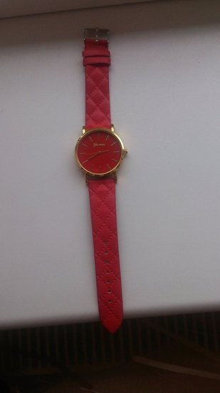 Raudonas stilingas laikrodis