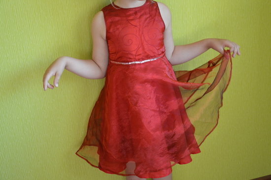 Raudona suknelė, 104 dydis
