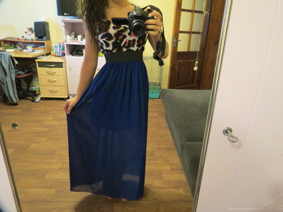 Ilgas ryškiai mėlynas sijonas