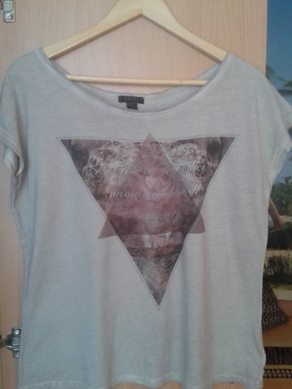 Pilkos spalvos marškinėliai su trikampiais