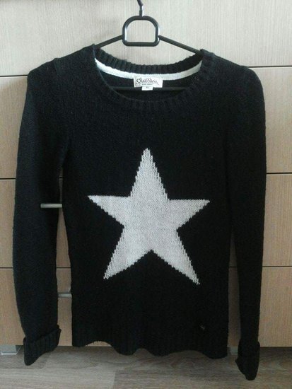 juodas megztinis 