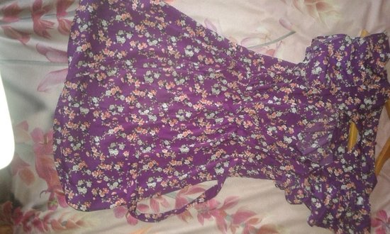 Gėlėta violetine suknelė