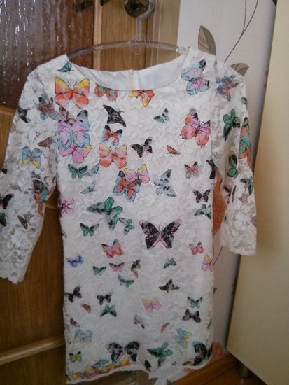 Balta, nėriniuota suknelė su drugeliais