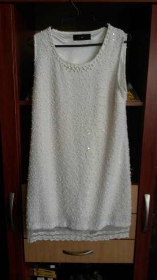balta labai grazi suknele su perliukais