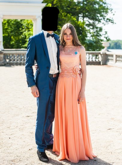 Persiko spalvos suknelė