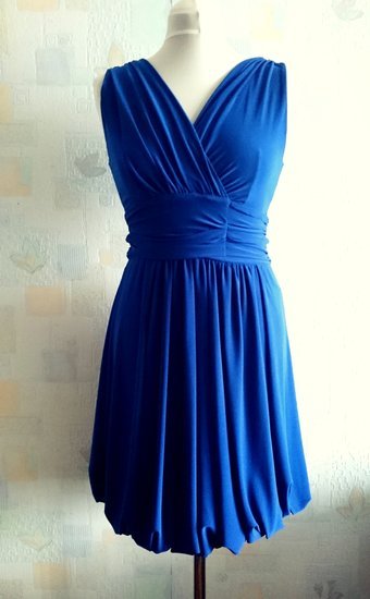 Mėlyna ir ryški proginė suknelė