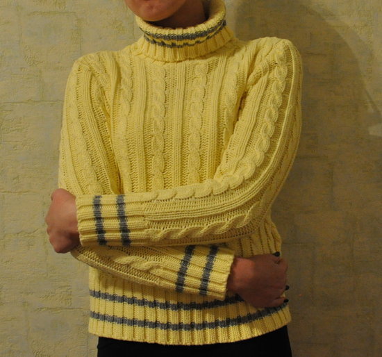 Geltonas megztinis su pynėmis