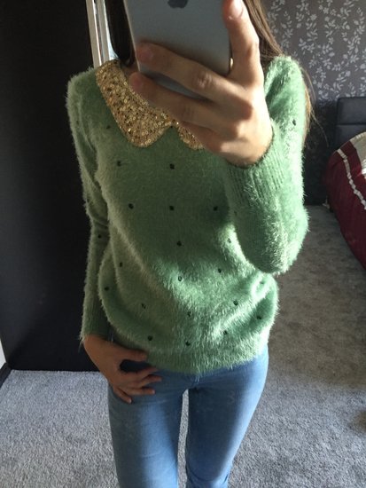 Zalias pukuotas megztinis