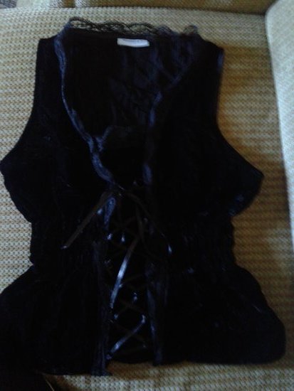 Juodo aksomo spalvos puošni įliemenuota liemenė