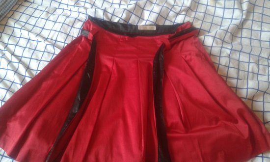 Raudonas sijonas iš reserved