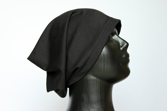 Nauja juoda trikotažinė beanie stiliaus kepurė