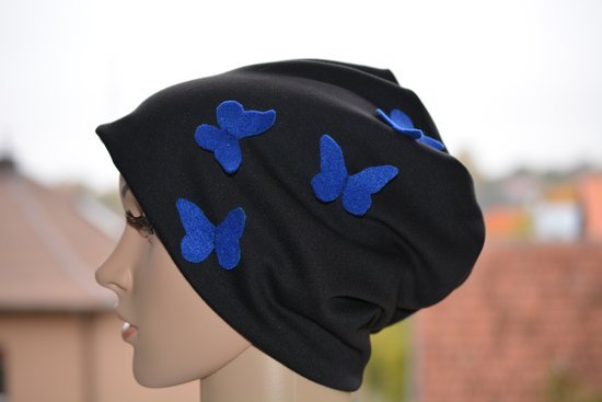 juoda trikotazine kepure su melynais drugeliais 