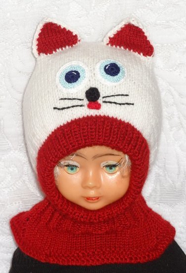 Kepurė šalmas Balta raudona katytė