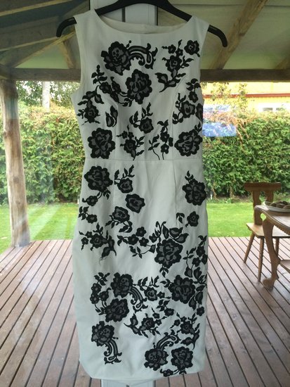 Balta su juodomis gėlėmis suknelė