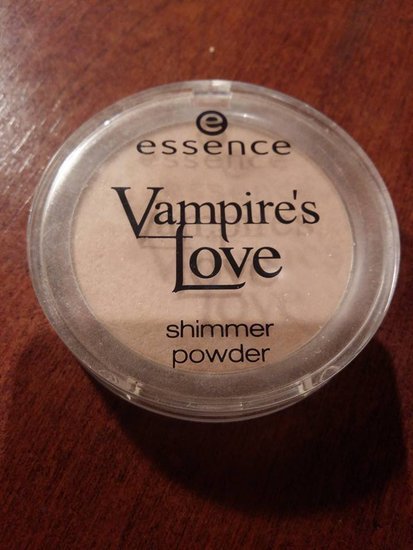 ESSENCE Vampire's Love shimmer powder