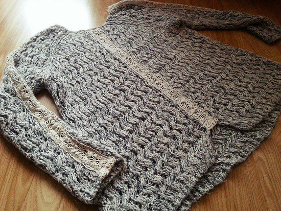 Pilkas megztinis su juostelėmis