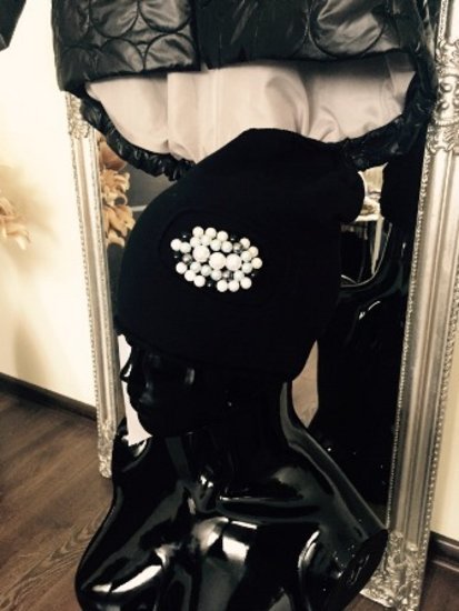 Kepuryte dekoruota karoliukais Black