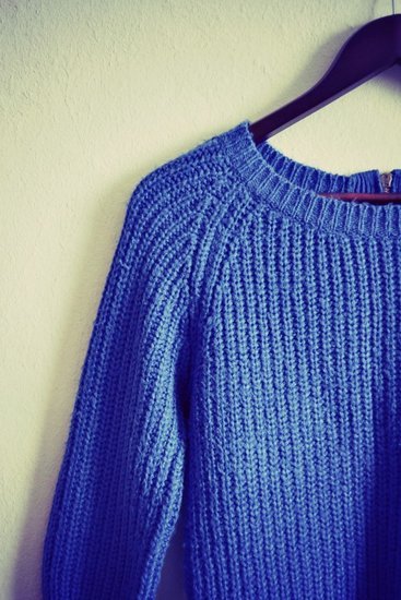 ryškiai mėlynas šiltas megztinis