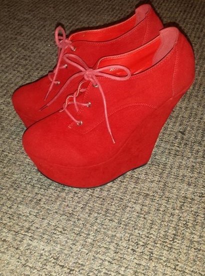 Raudoni platforminiai batai