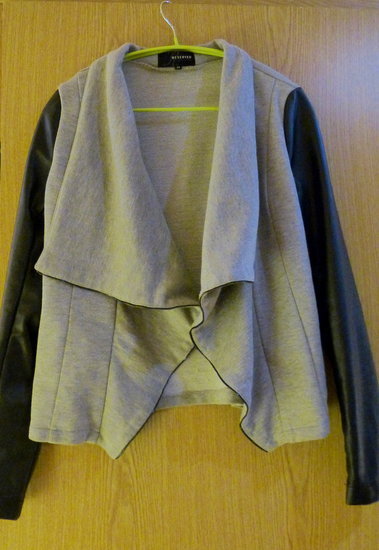 Pilkas švarkelis su odinėmis rankovėmis