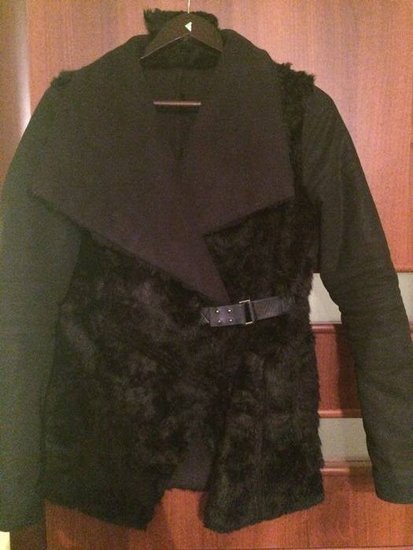 Juodas Bershka paltukas-kailinukai